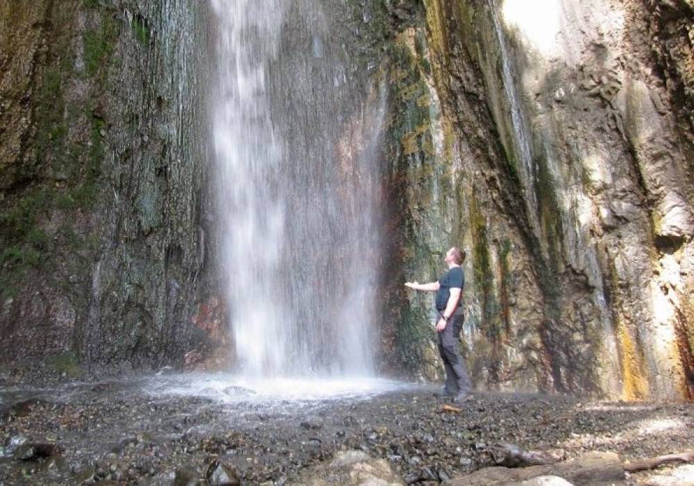 Excursion à la cascade Meru et au lac Duluti.